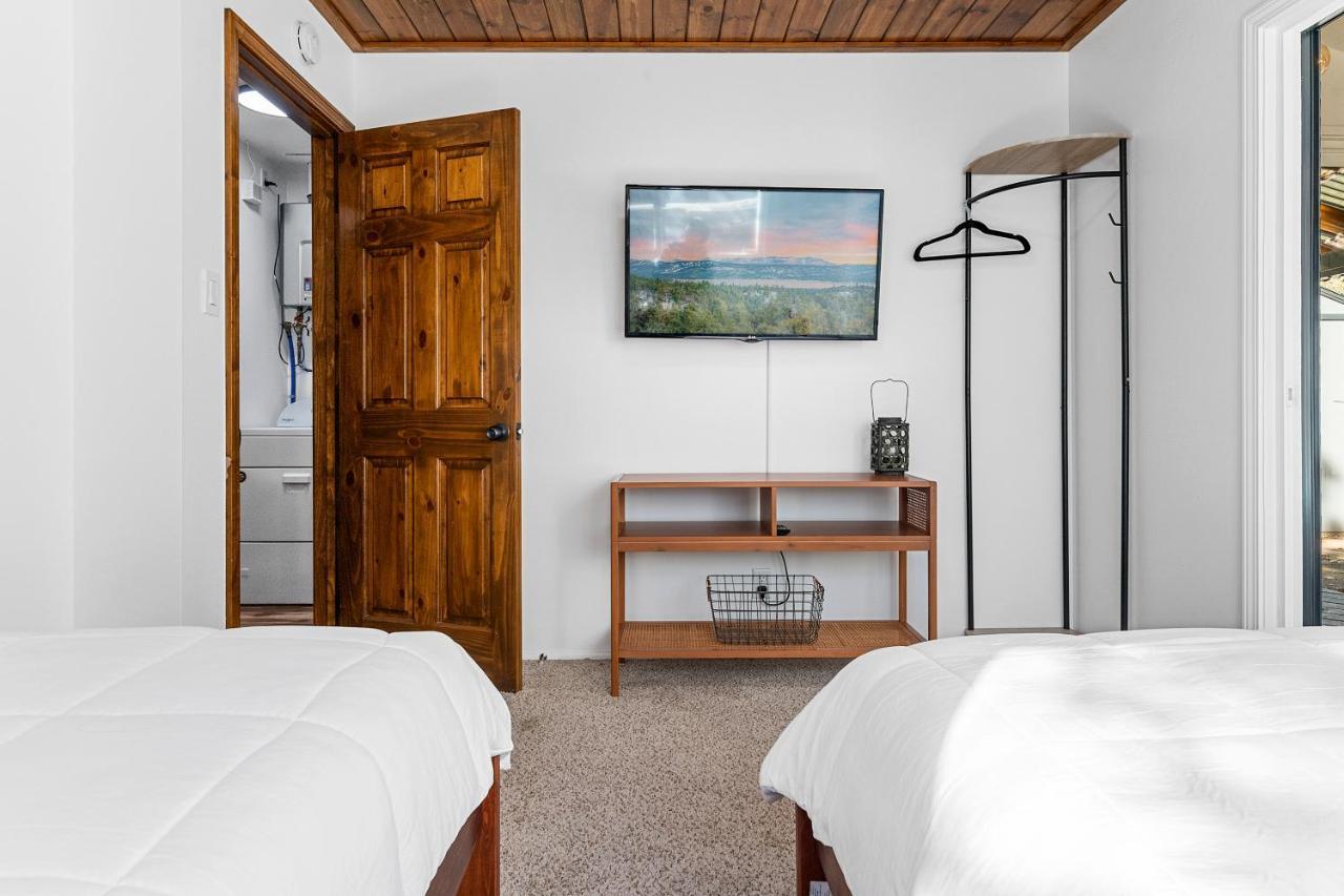 Yellow Pine Lodge - Charming Cottage Style Cabin With Peak-A-Boo Lake And Mountain Views Биг Бэар Лейк Экстерьер фото